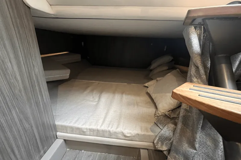 Slide: The Image of Sea Ray 400 SLX 2022 - 25