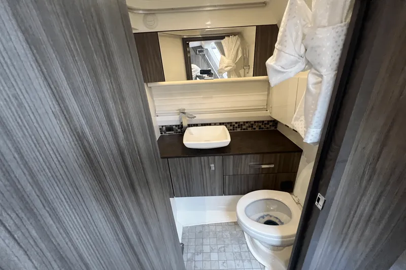 Slide: The Image of Sea Ray 400 SLX 2022 - 26