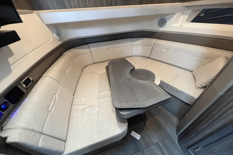 Slide: The Image of Sea Ray 400 SLX 2022 - 27