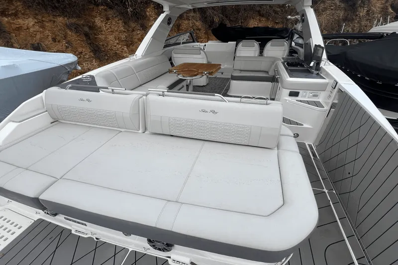 Slide: The Image of Sea Ray 400 SLX 2022 - 30