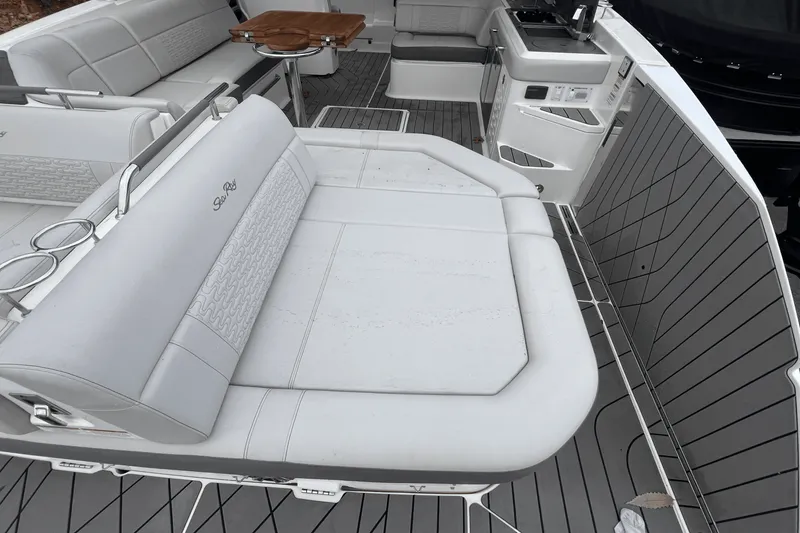 Slide: The Image of Sea Ray 400 SLX 2022 - 31
