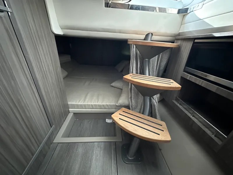 Slide: The Image of Sea Ray 400 SLX 2022 - 35