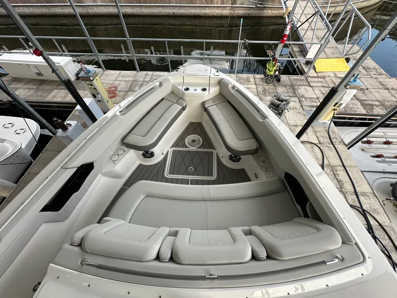 Slide: The Image of Sea Ray 400 SLX 2022 - 37