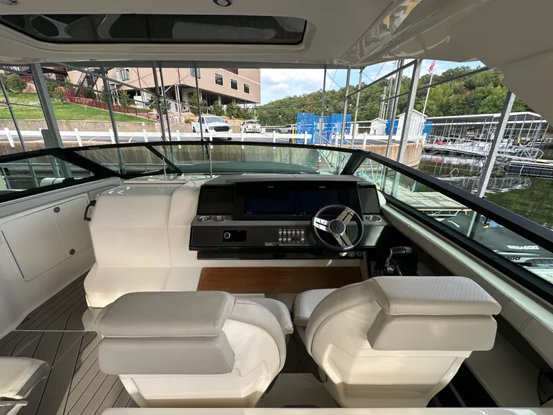 Slide: The Image of Sea Ray 400 SLX 2022 - 5