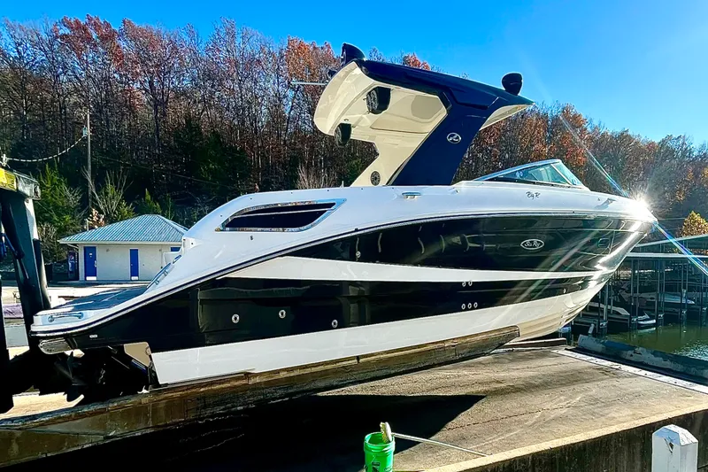 Slide: The Image of Sea Ray 350 SLX 2022 - 1