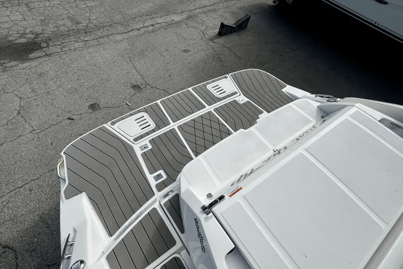 Slide: The Image of Sea Ray 350 SLX 2022 - 10