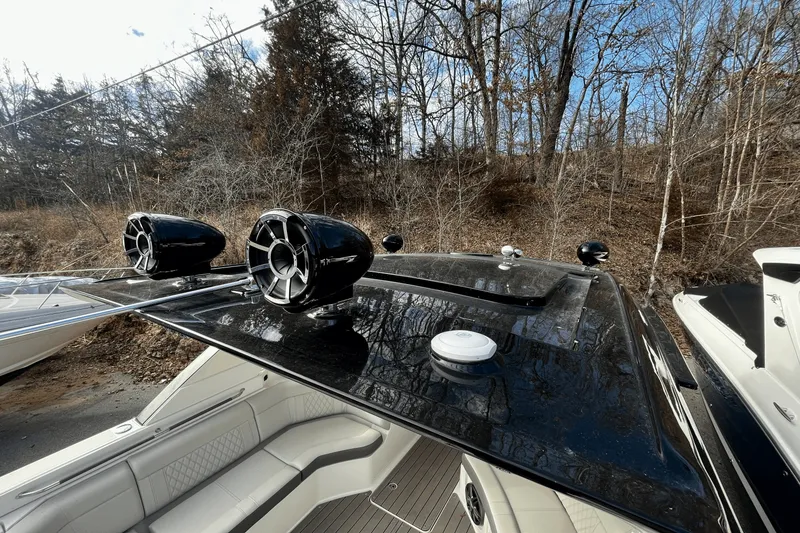 Slide: The Image of Sea Ray 350 SLX 2022 - 11