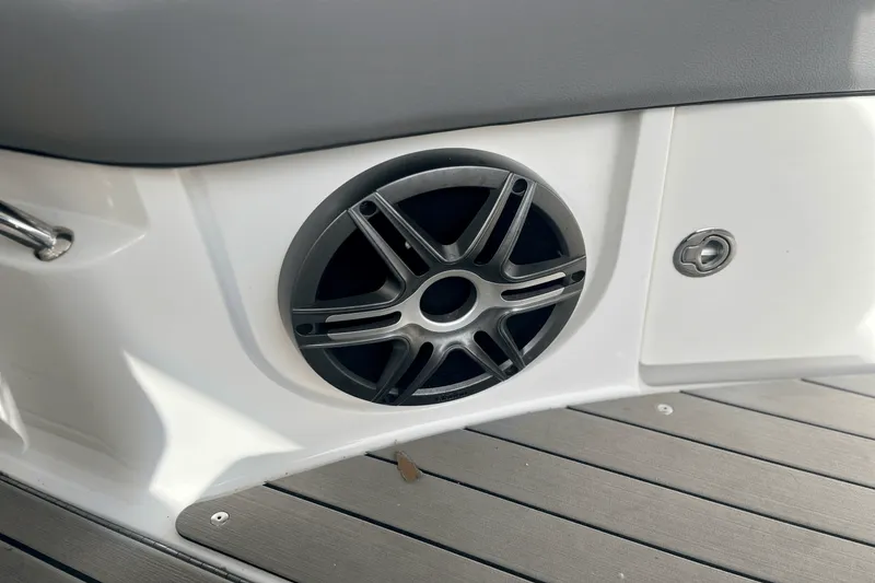 Slide: The Image of Sea Ray 350 SLX 2022 - 15