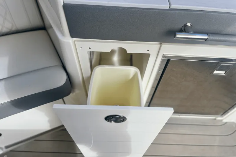 Slide: The Image of Sea Ray 350 SLX 2022 - 17