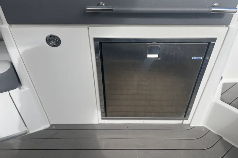 Slide: The Image of Sea Ray 350 SLX 2022 - 18