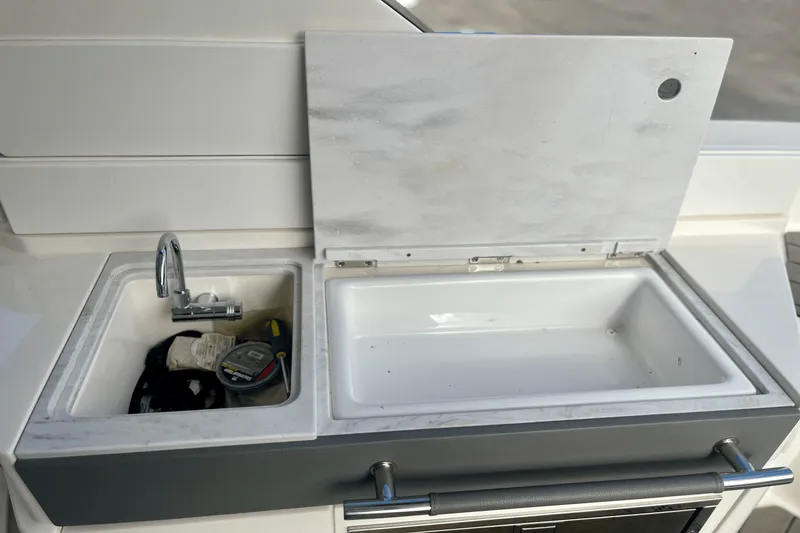 Slide: The Image of Sea Ray 350 SLX 2022 - 19