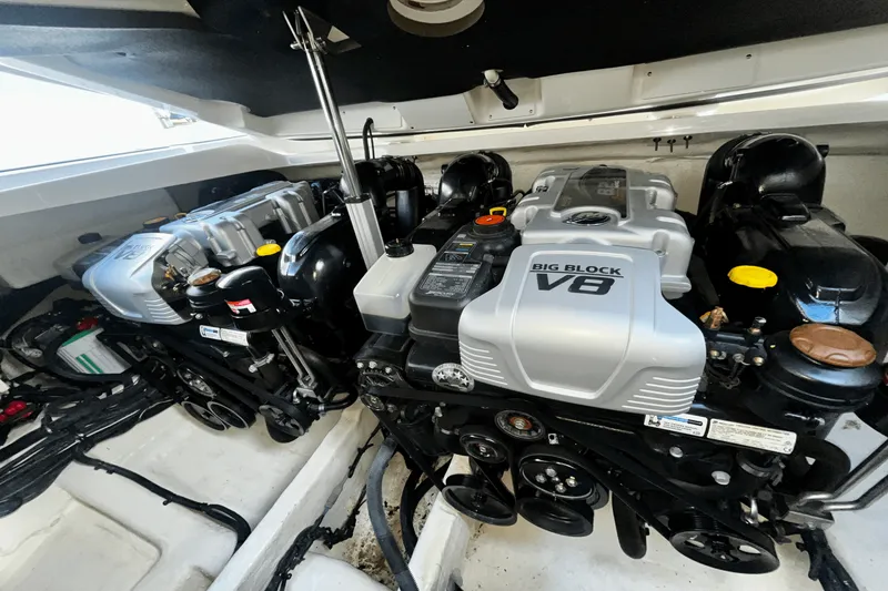 Slide: The Image of Sea Ray 350 SLX 2022 - 20