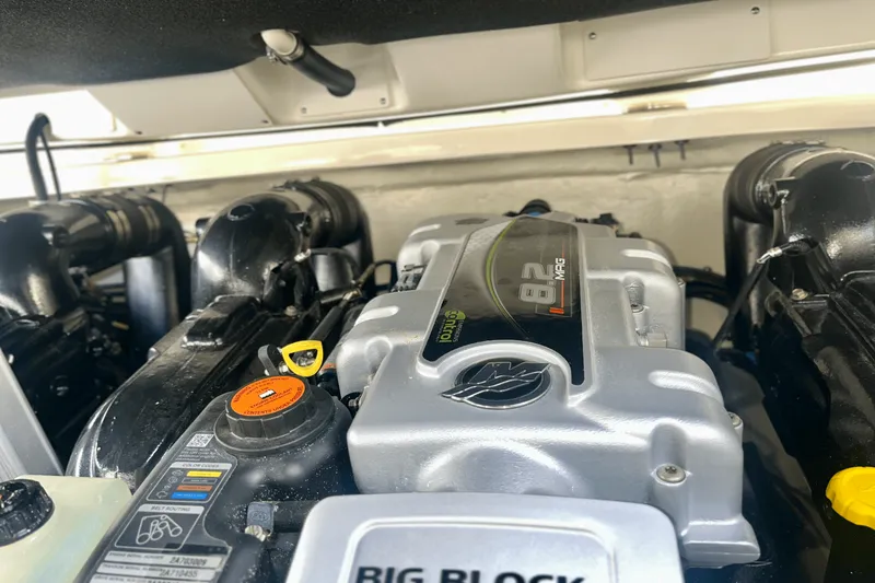 Slide: The Image of Sea Ray 350 SLX 2022 - 23