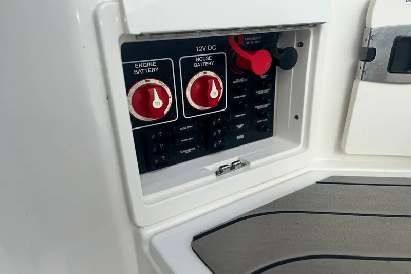 Slide: The Image of Sea Ray 350 SLX 2022 - 24