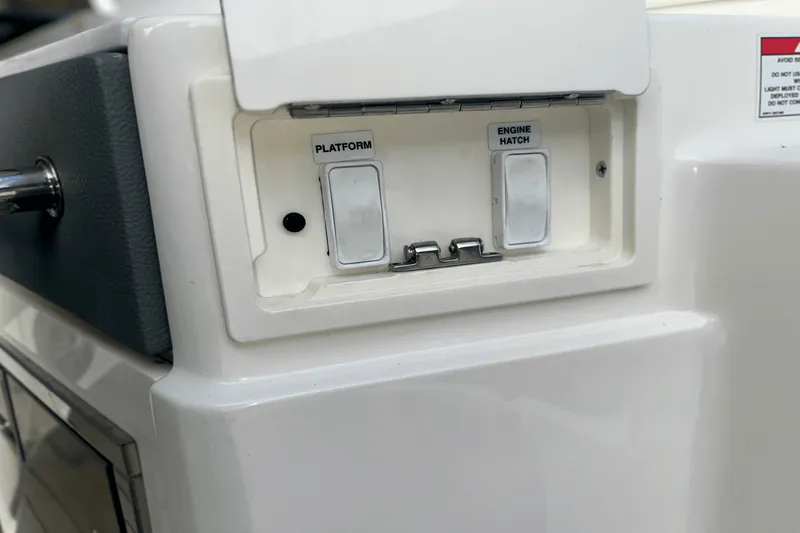 Slide: The Image of Sea Ray 350 SLX 2022 - 25