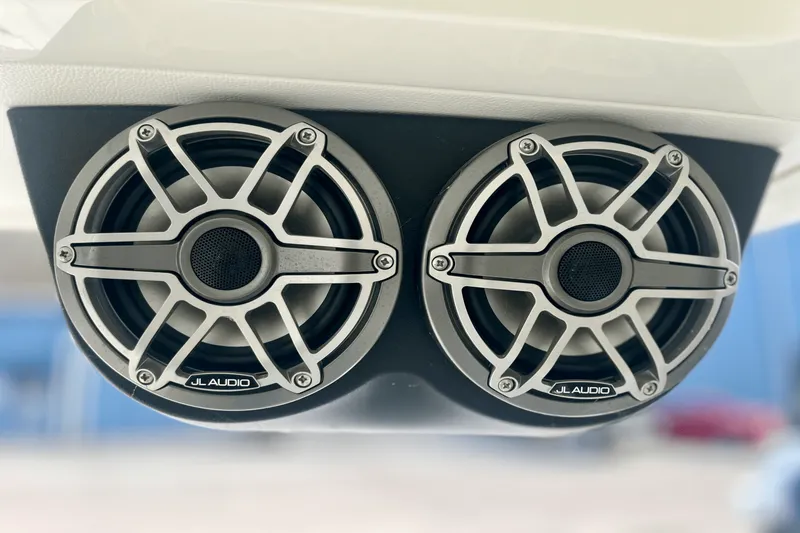 Slide: The Image of Sea Ray 350 SLX 2022 - 27