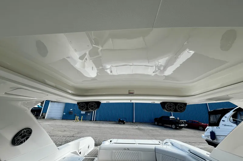 Slide: The Image of Sea Ray 350 SLX 2022 - 28