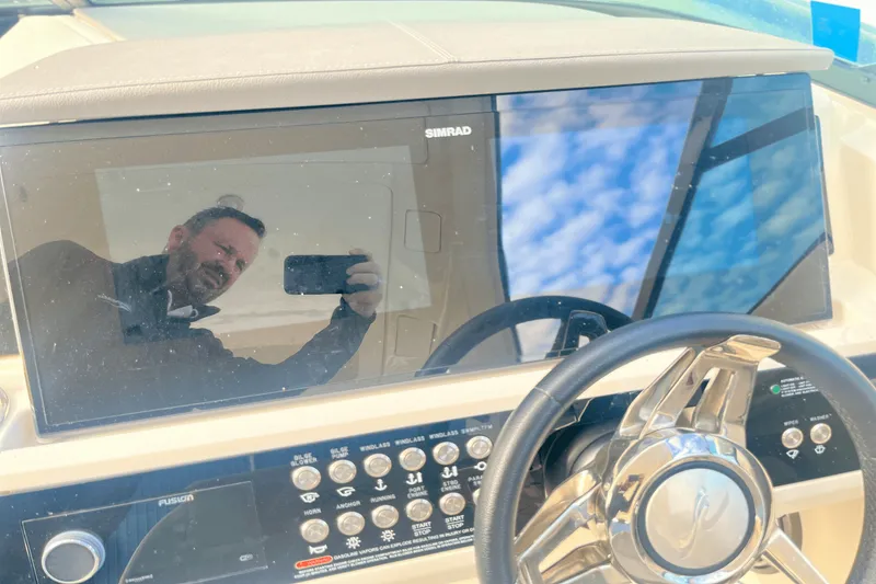 Slide: The Image of Sea Ray 350 SLX 2022 - 30