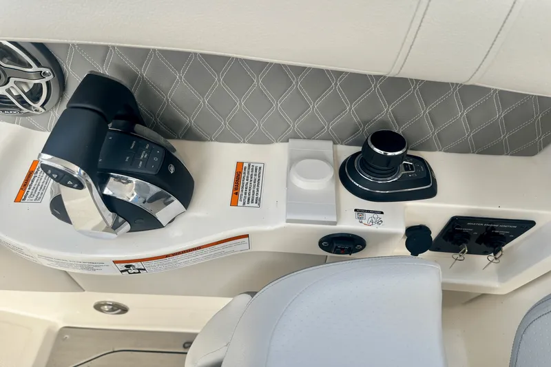 Slide: The Image of Sea Ray 350 SLX 2022 - 31