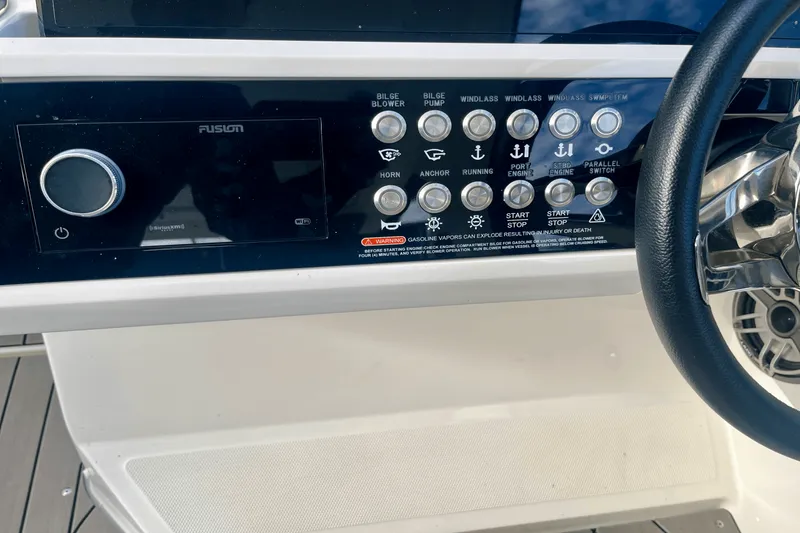 Slide: The Image of Sea Ray 350 SLX 2022 - 32