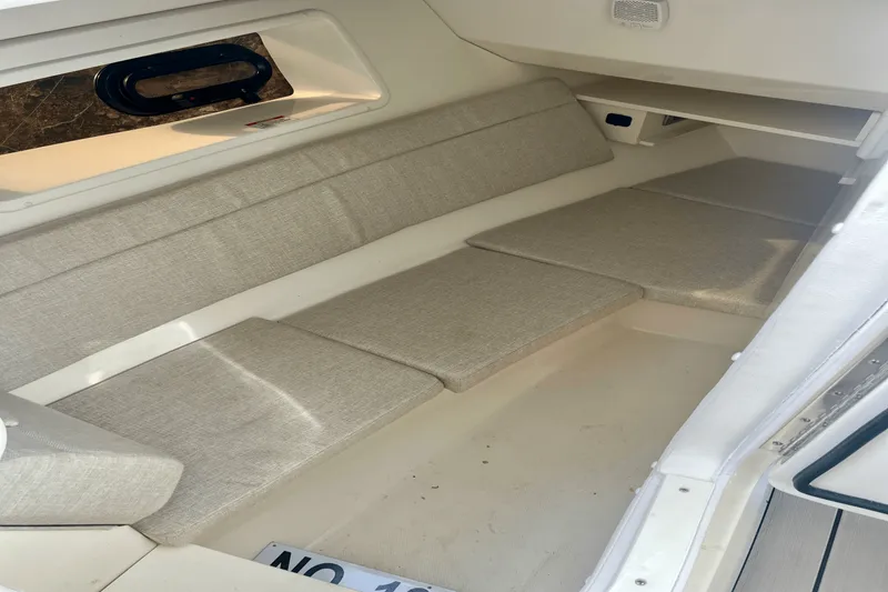 Slide: The Image of Sea Ray 350 SLX 2022 - 33