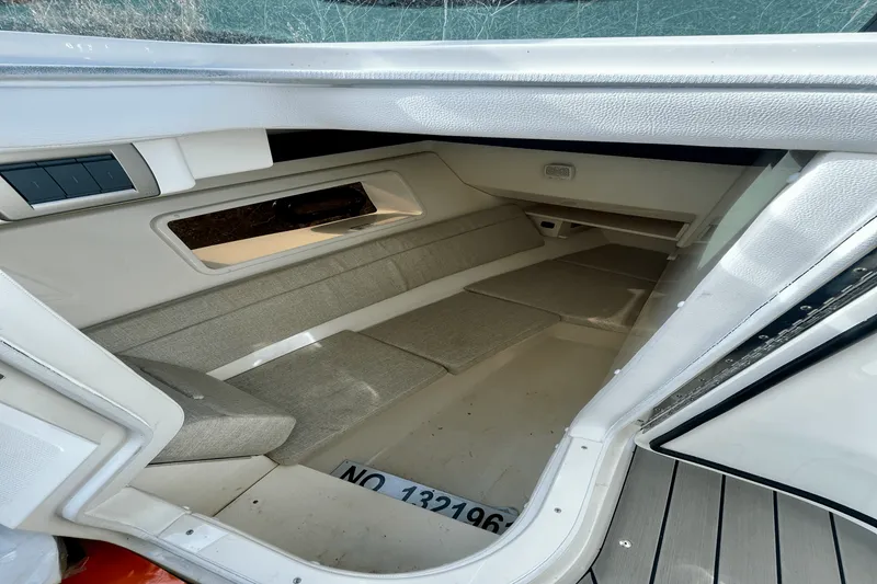 Slide: The Image of Sea Ray 350 SLX 2022 - 34