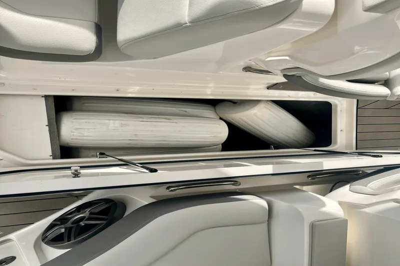 Slide: The Image of Sea Ray 350 SLX 2022 - 36