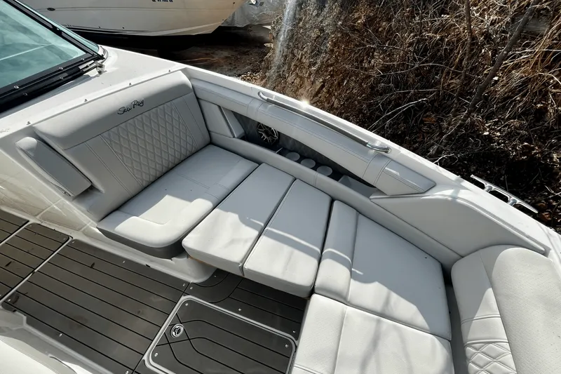 Slide: The Image of Sea Ray 350 SLX 2022 - 38