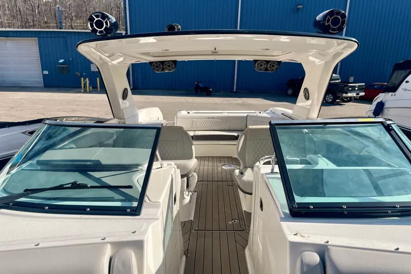 Slide: The Image of Sea Ray 350 SLX 2022 - 42