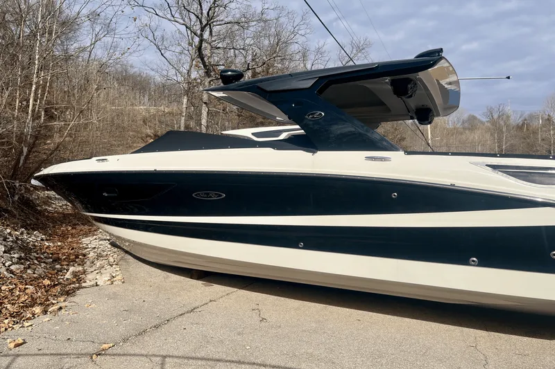 Slide: The Image of Sea Ray 350 SLX 2022 - 5