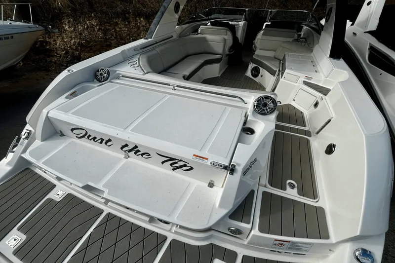 Slide: The Image of Sea Ray 350 SLX 2022 - 8