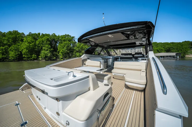 Slide: The Image of Cruisers 50 GLS Outboard 2025 - 14