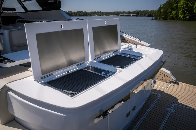 Slide: The Image of Cruisers 50 GLS Outboard 2025 - 15