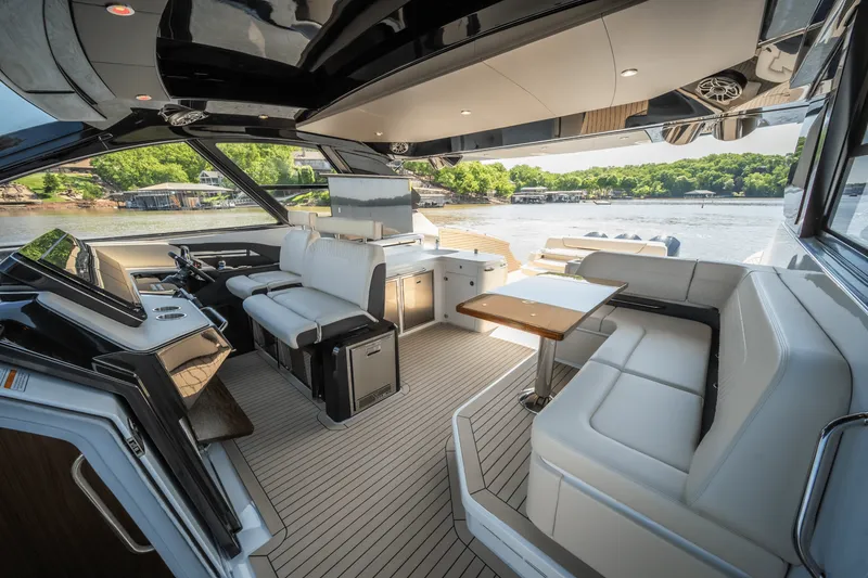 Slide: The Image of Cruisers 50 GLS Outboard 2025 - 16