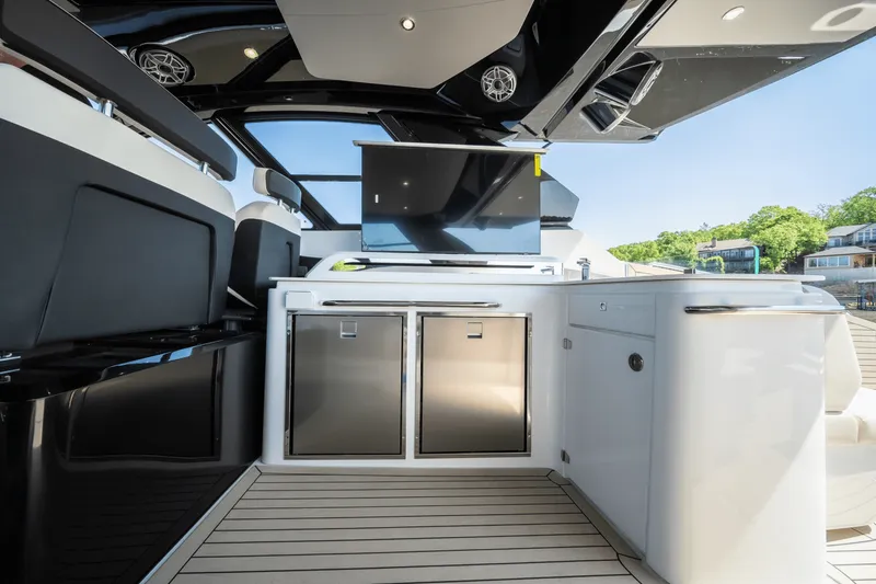 Slide: The Image of Cruisers 50 GLS Outboard 2025 - 26