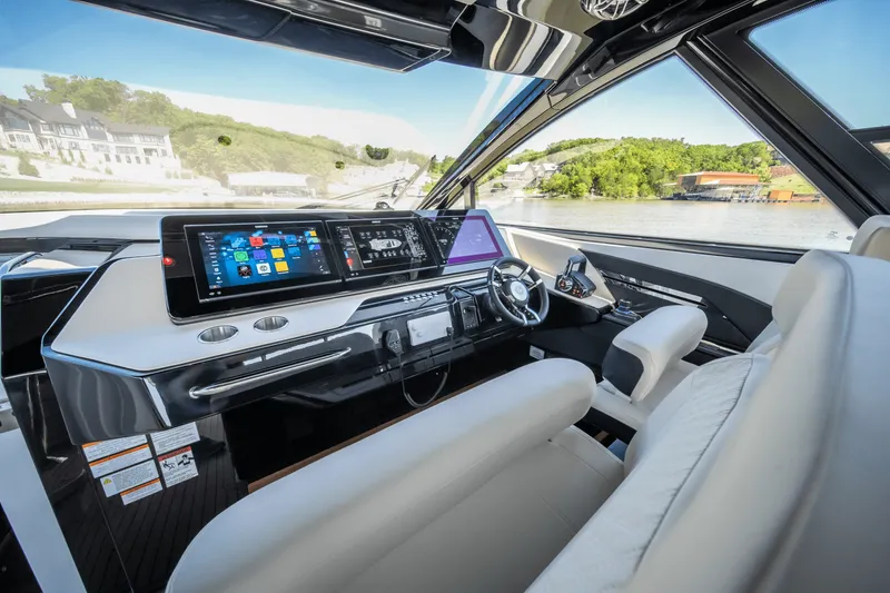 Slide: The Image of Cruisers 50 GLS Outboard 2025 - 33