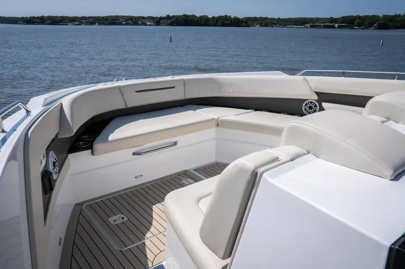 Slide: The Image of Cruisers 50 GLS Outboard 2025 - 36