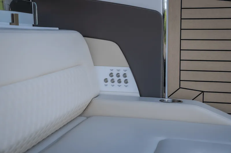 Slide: The Image of Cruisers 50 GLS Outboard 2025 - 38