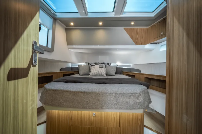 Slide: The Image of Cruisers 50 GLS Outboard 2025 - 47