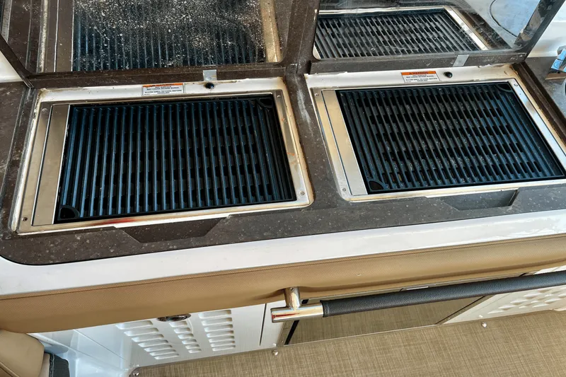 Slide: The Image of Sea Ray 400 SLX 2019 - 19