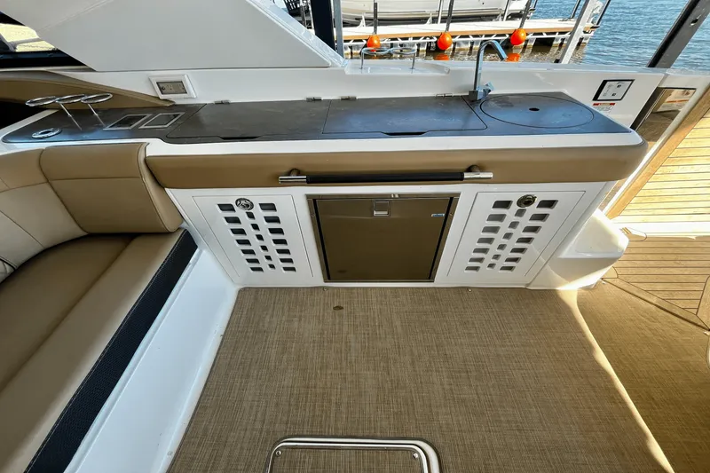 Slide: The Image of Sea Ray 400 SLX 2019 - 21