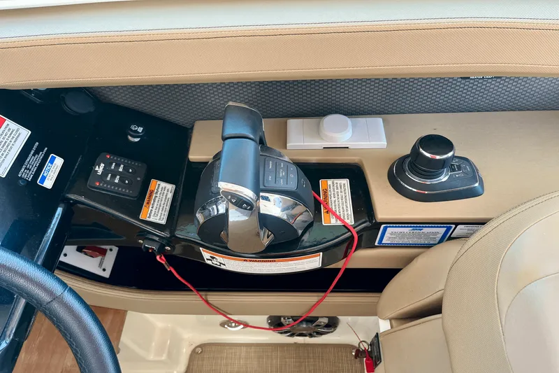 Slide: The Image of Sea Ray 400 SLX 2019 - 29