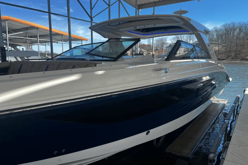 Slide: The Image of Sea Ray 400 SLX 2019 - 3