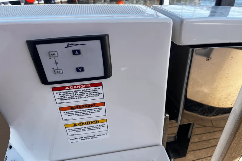 Slide: The Image of Sea Ray 400 SLX 2019 - 30