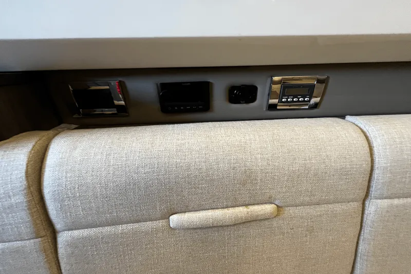 Slide: The Image of Sea Ray 400 SLX 2019 - 41