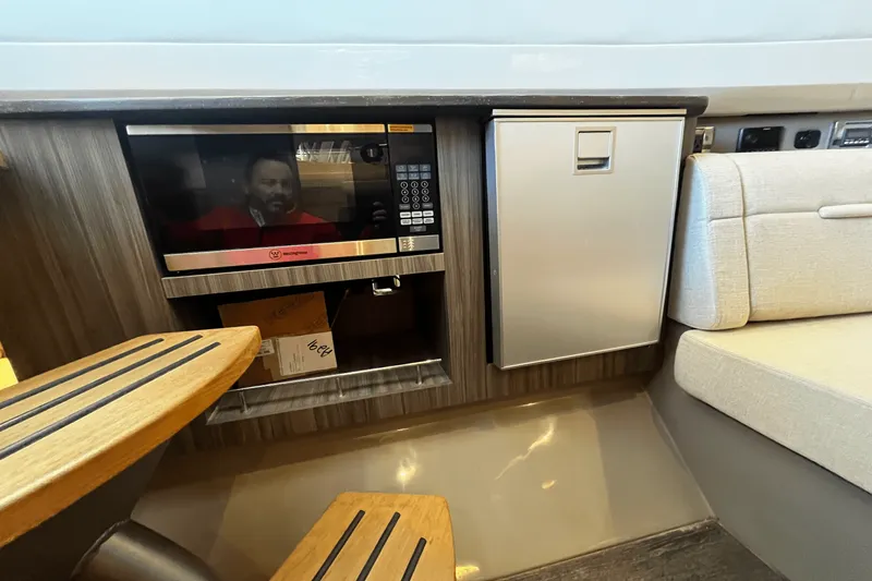 Slide: The Image of Sea Ray 400 SLX 2019 - 45