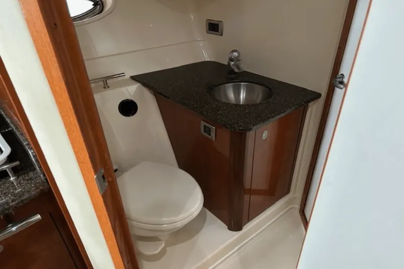 Slide: The Image of Sea Ray 38 Sundancer 2006 - 15