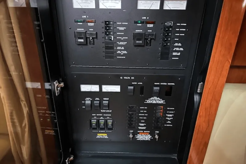 Slide: The Image of Sea Ray 38 Sundancer 2006 - 19