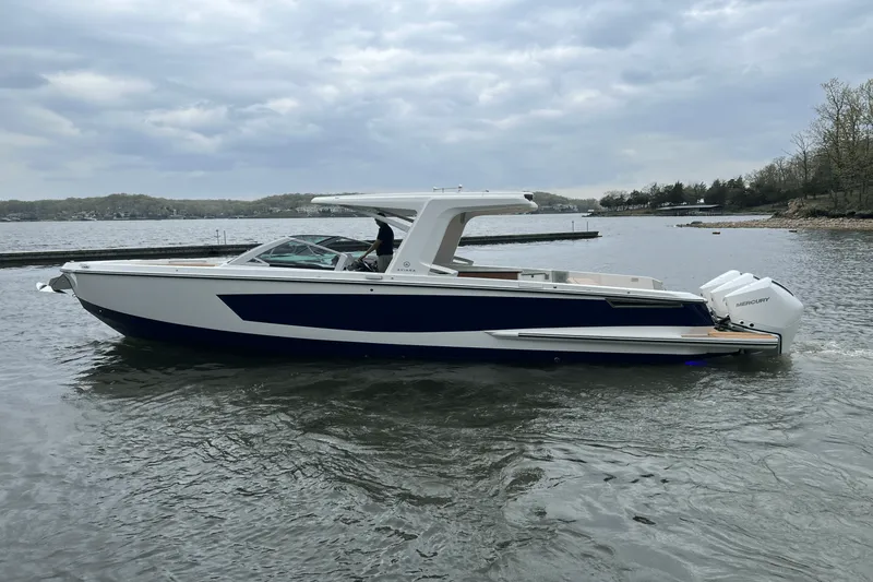 The Image of Aviara AV36 Outboard 2024 - 0