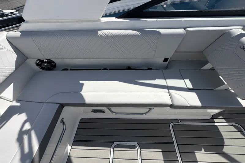 Slide: The Image of Sea Ray SDX 250 Surf 2025 - 11